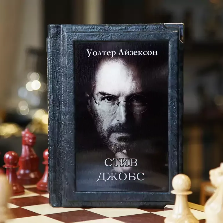Книга «Стив Джобс» Айзексона в кожаном переплёте с металлическими уголками