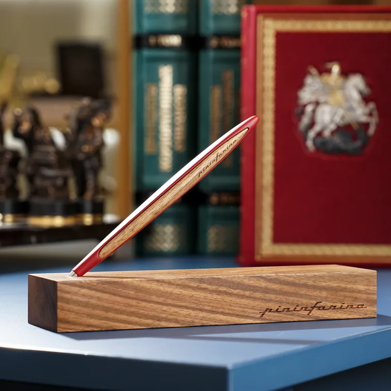 Шариковая ручка Cambiano Ink Red PF от Pininfarina с деревянной подставкой