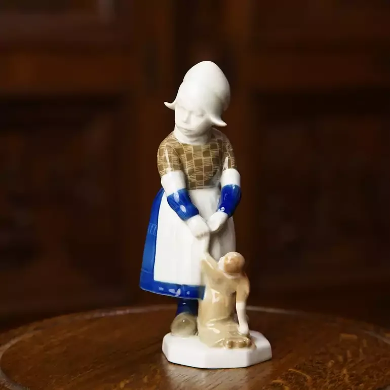 Раритетна статуетка «Дівчинка з лялькою» від Rosenthal