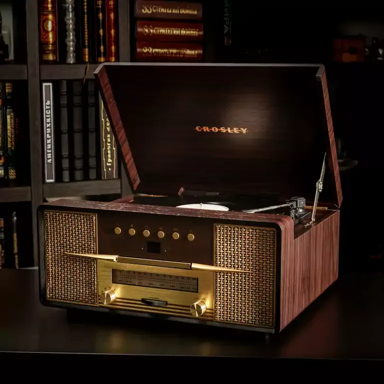 Виниловый проигрыватель Crosley Rhapsody: музыкальный центр из красного дерева