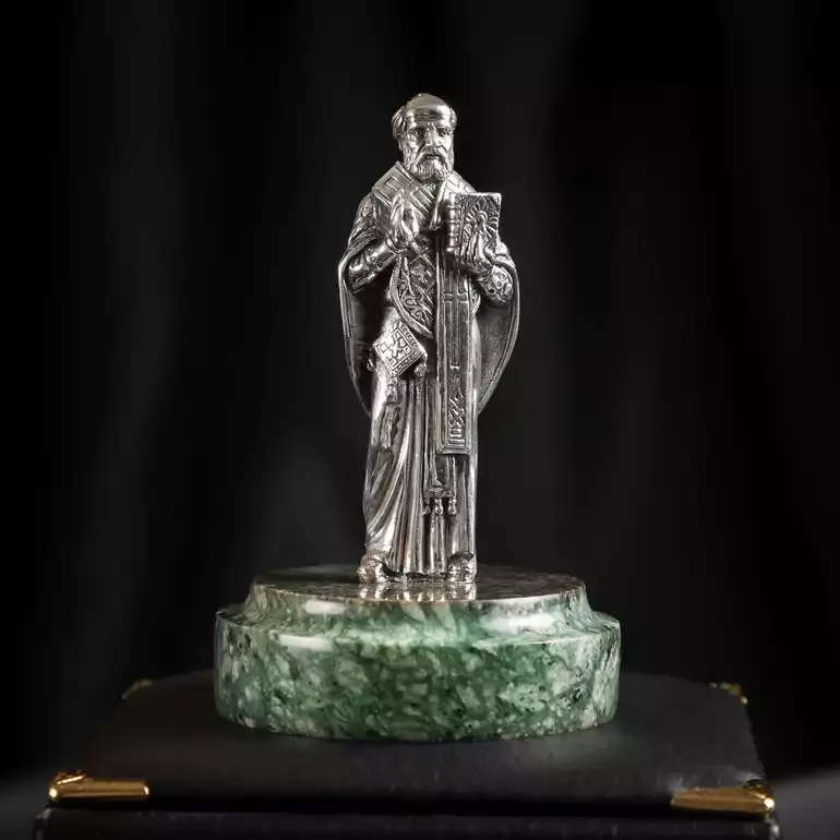 Скульптура Святого Миколая зі срібла та каміння
