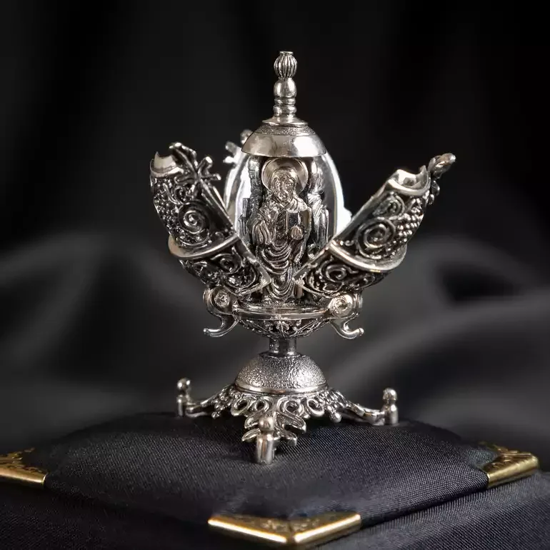 Срібне великоднє яйце «Віра» з внутрішніми фігурками