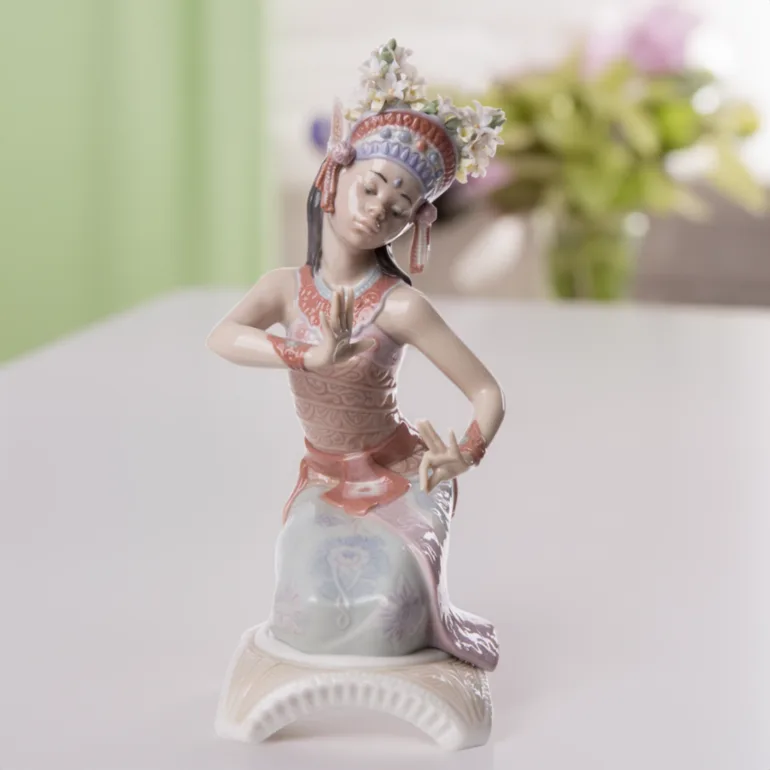 Статуетка Lladro «Індійський жест» з порцеляни, 1993 рік