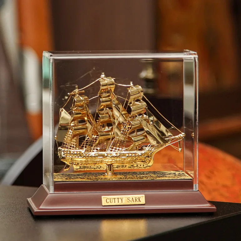 Декоративний корабель «Cruise» від Anframa — дамаська сталь з позолотою