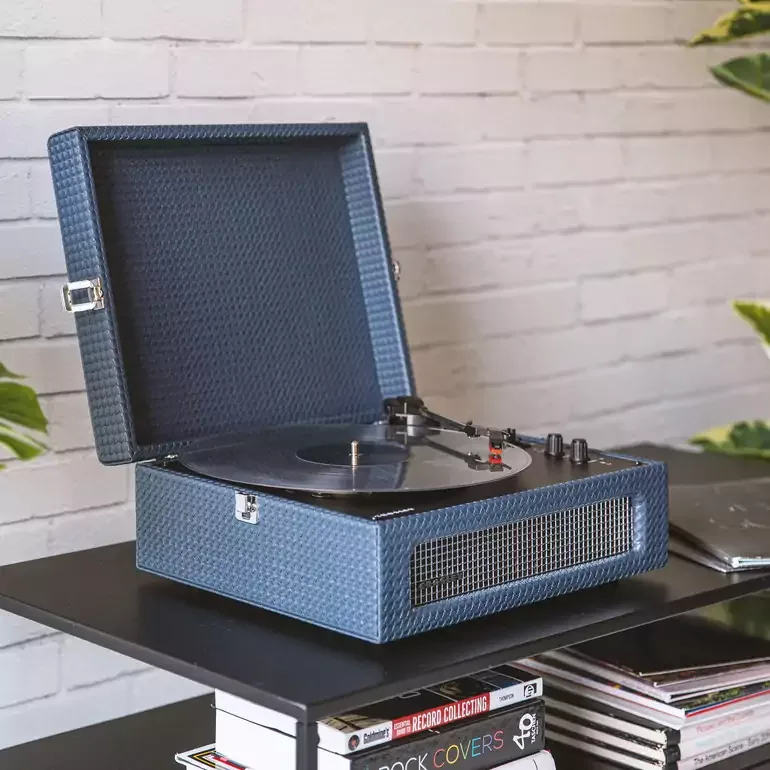 Виниловый проигрыватель Crosley Voyager Navy: три скорости, Bluetooth, RCA