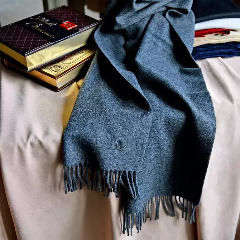 Сірий кашеміровий шарф Scabal — італійська класика