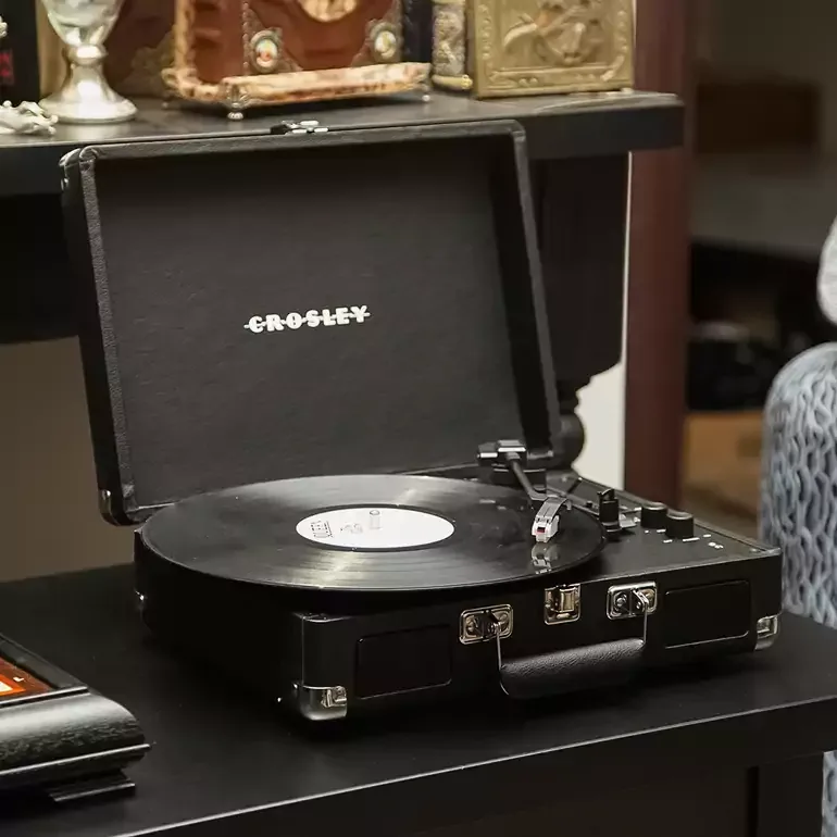 Портативный проигрыватель Crosley Cruiser Plus Exclusive Black Vinyl