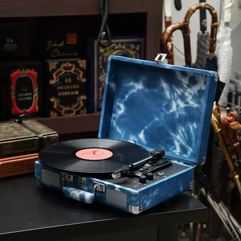 Виниловый проигрыватель Crosley Cruiser Plus Portable с Bluetooth
