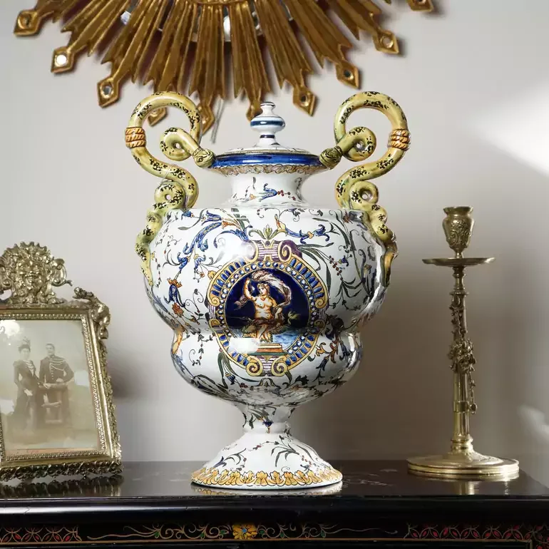Антикварна фаянсова ваза Gien Renaissance з ручним розписом, Франція, середина ХХ ст.