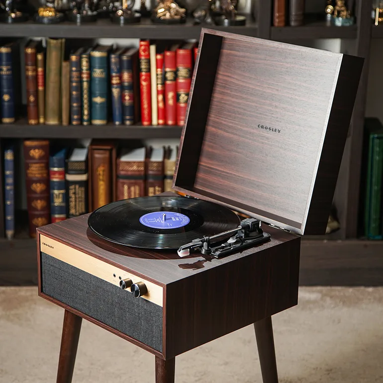 Проигрыватель Crosley Jasper — орех, три скорости, Bluetooth