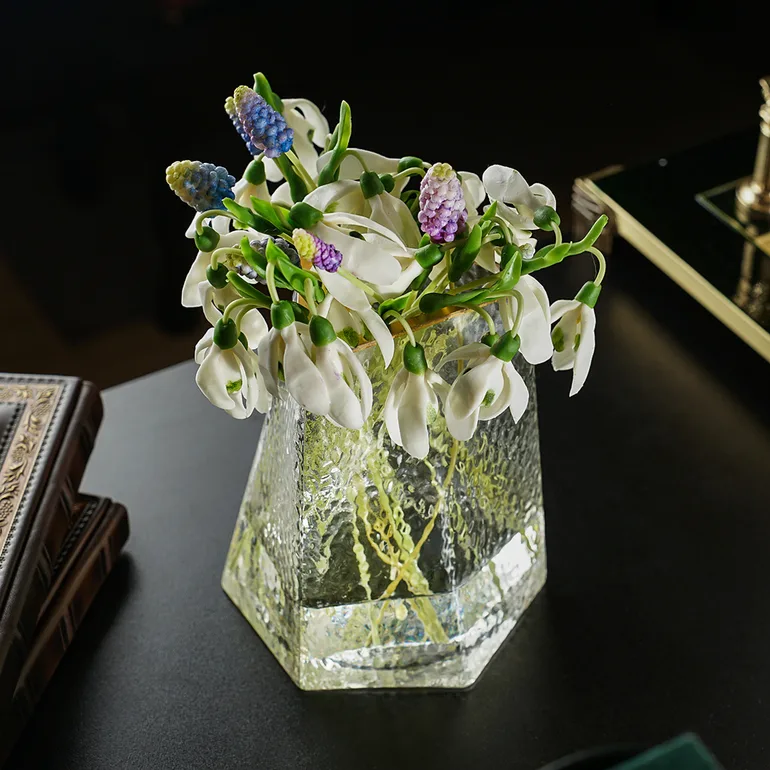 Букет первоцветов из холодной порцеляны в вазе из богемского стекла Flora Moderling