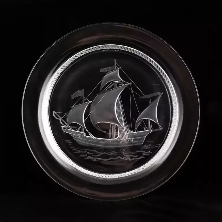 Декоративна кришталева тарілка «Frigate» від Lalique