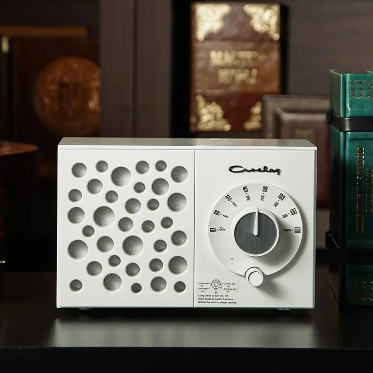 Радіоприймач Crosley Maverick Radio — білий пісок