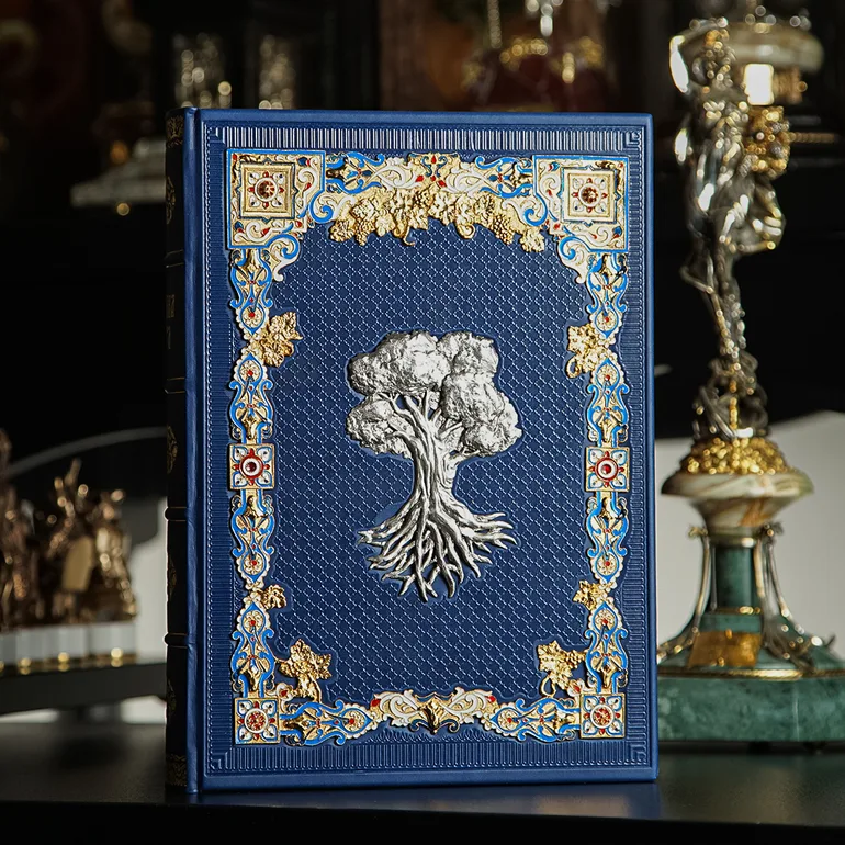 Родинна книга у шкіряній обкладинці