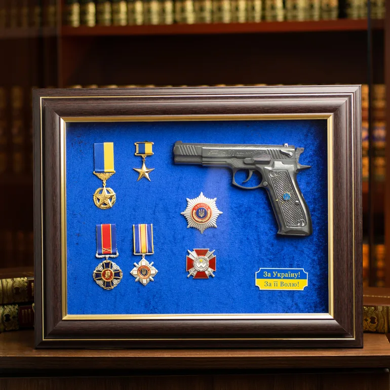 Декоративний колаж «Пістолет Форт-12 з нагородами»