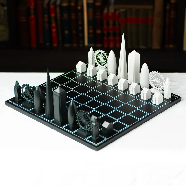 Акрилові шахи «Будівлі Лондона» на дерев'яній дошці від Skyline Chess, 38×38 см