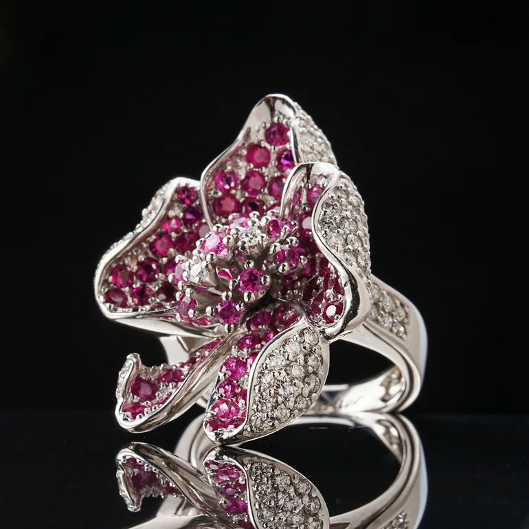 Кольцо Cartier «Pink flower» из белого золота с бриллиантами и рубинами, 2004