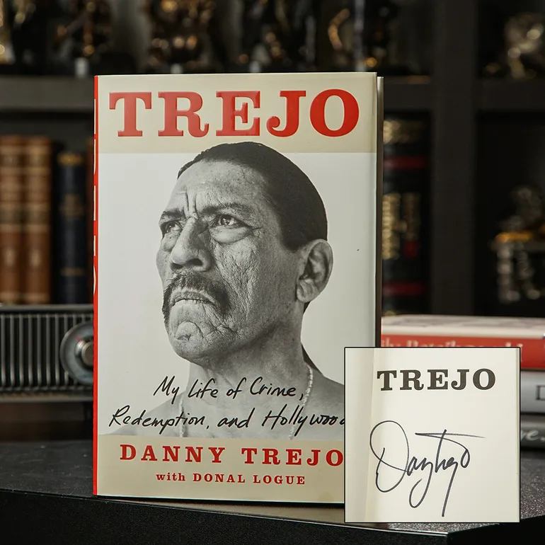 Автограф Денни Трехо на книге «Trejo. My Life of Crime, Redemption and Hollywood»