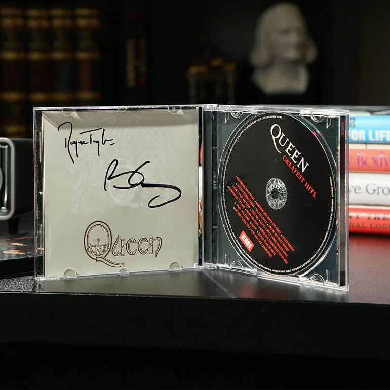 Автографи на CD диску Queen – Greatest Hits