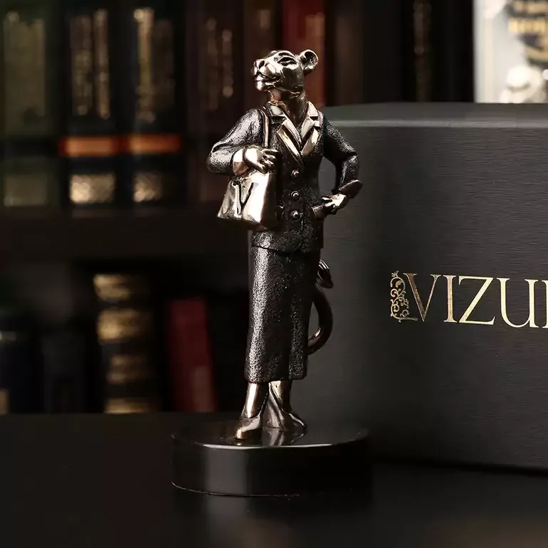 Скульптура «Светская львица» Vizuri — бронза, эмаль, мрамор