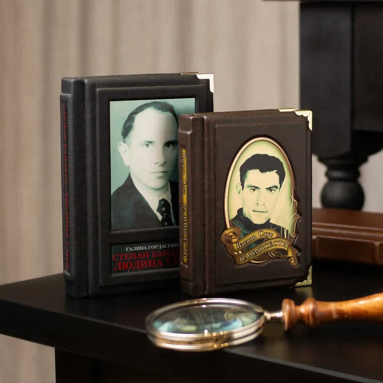 Подарунковий комплект: книги Стуса й Гордасевич у шкірі