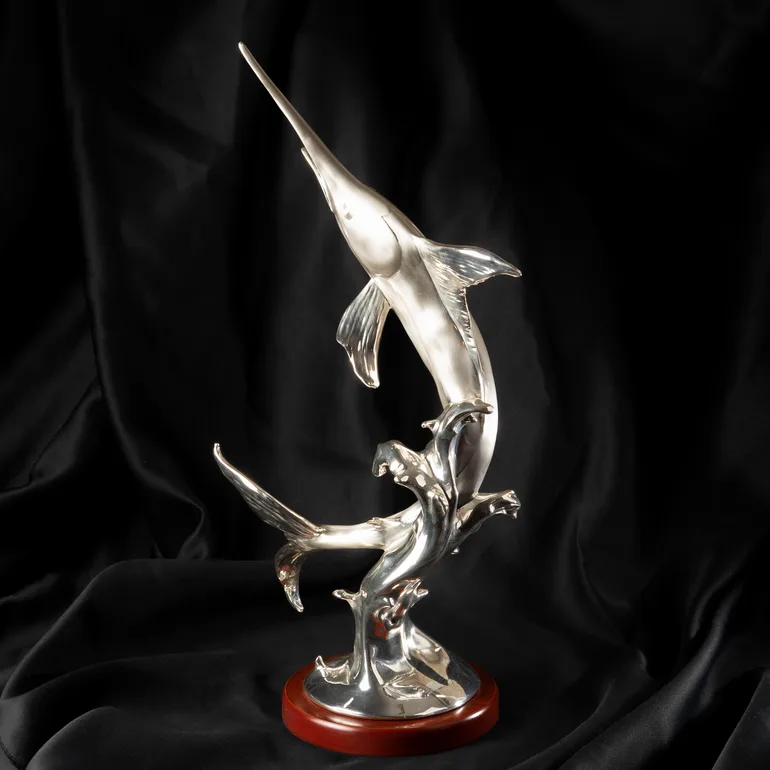 Статуэтка Sea predator: серебро 925 пробы и красное дерево