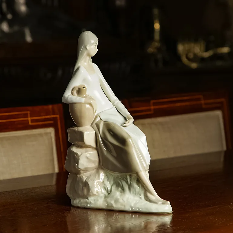 Порцеляновая статуэтка «Девочка с кувшином» NAO Lladro