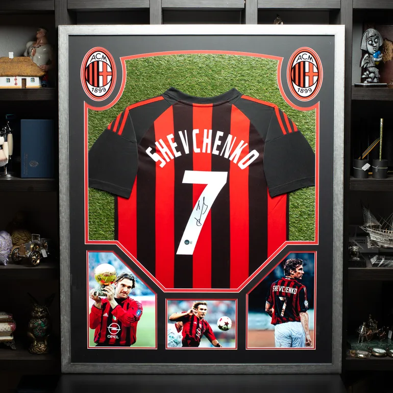 Автограф Андрія Шевченка на футболці ФК Milan у рамковій композиції