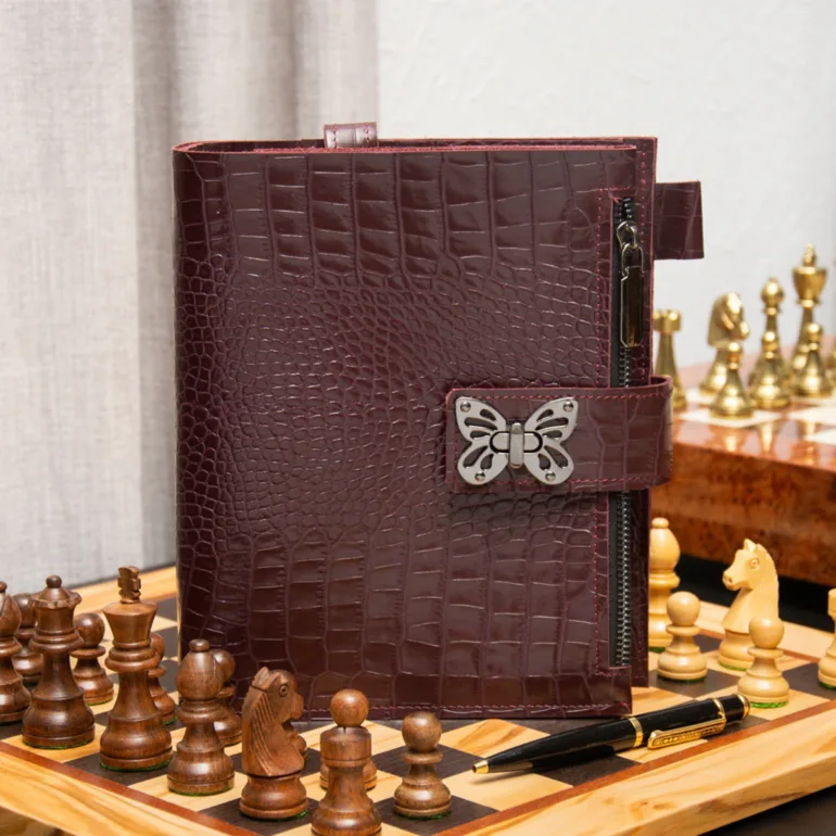 Кожаный блокнот с застёжкой «Butterfly»: коричневая обложка, карман, 23×20 см