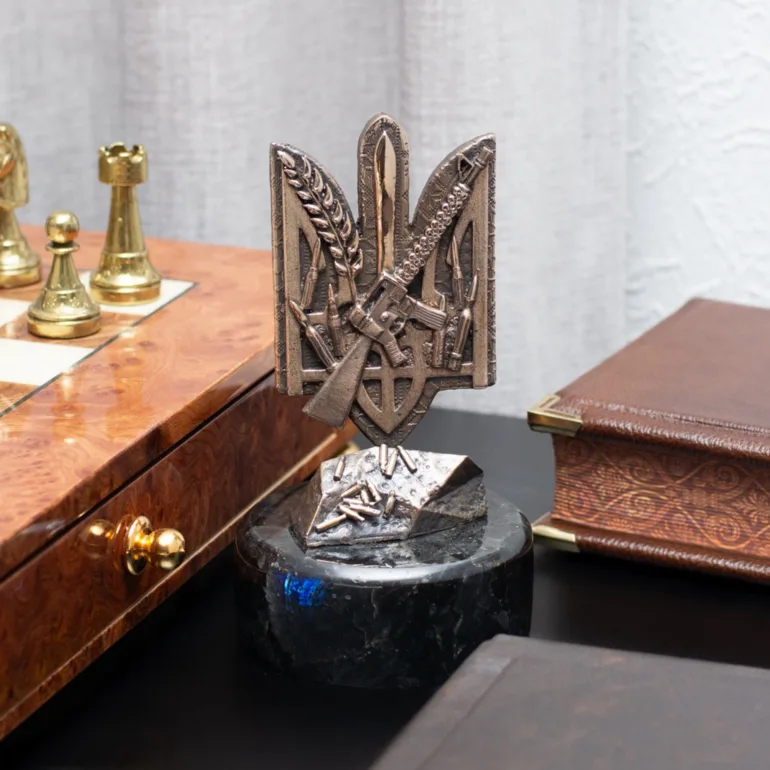 Статуетка «Українська Міць» — бронза та лабрадорит