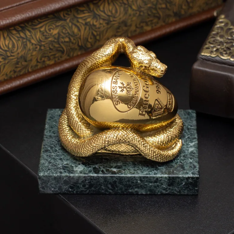 Статуетка Golden Snake: авторский дизайн с элементами металла