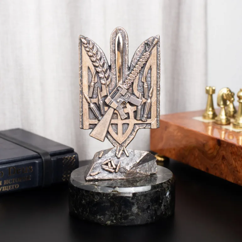 Бронзовая статуэтка «Украинская Земля» на лабрадорите, 25 см