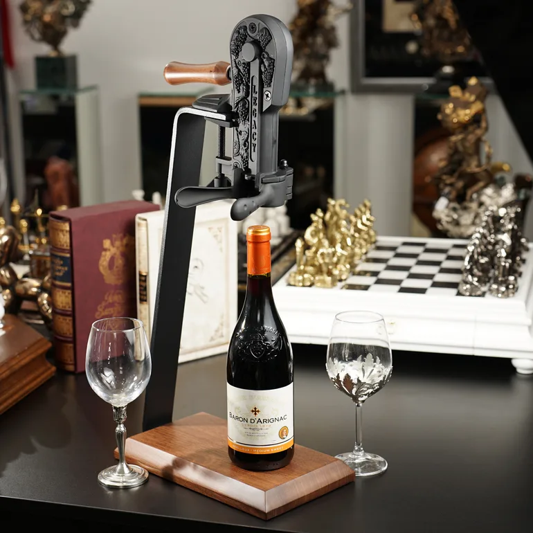 Ручний штопор Wine Enthusiast з горіховою ручкою та підставкою з акації
