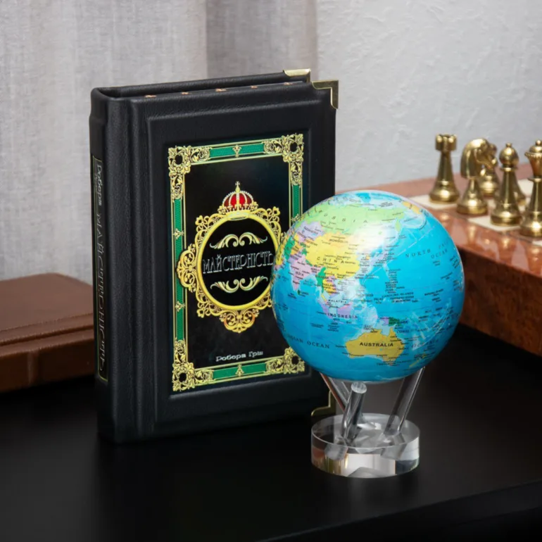 Подарочный комплект: книга «Мастерство» Роберта Грина и глобус Mova