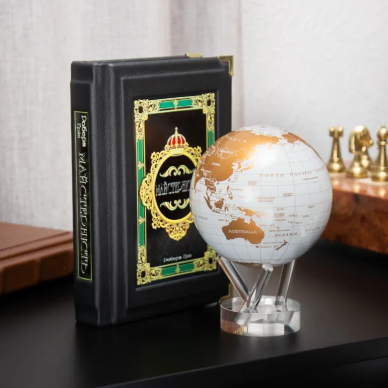 Подарочный комплект: книга Роберта Грина и глобус