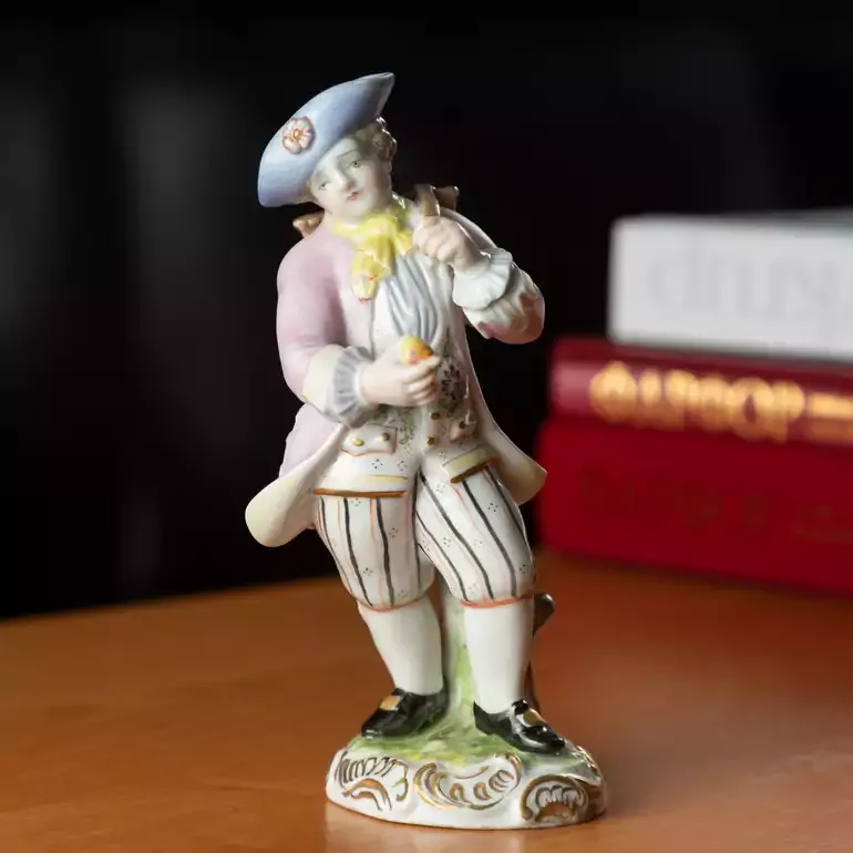 Фарфоровая статуэтка Meissen «Человек с корзиной яблок» (1930-е годы)