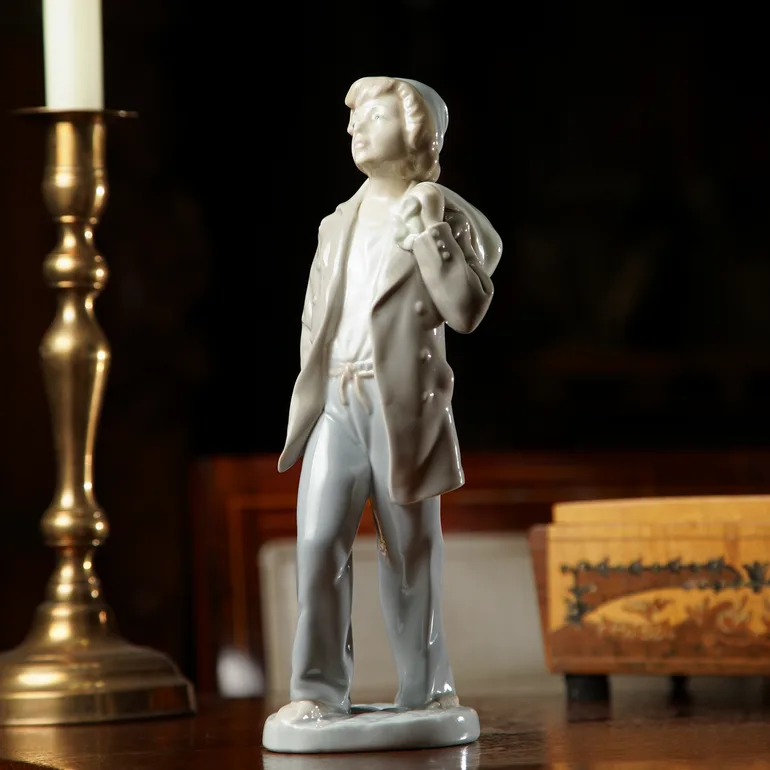 Вінтажний Льядро Нао: статуетка хлопчика з рюкзаком