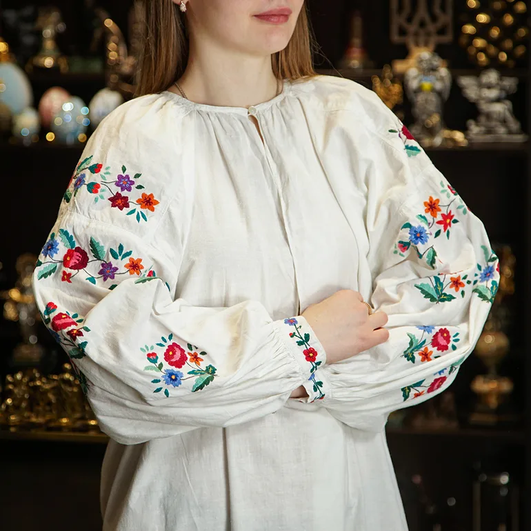 Вышитая женская сорочка с Полтавщины, фабричное полотно, середина XX века