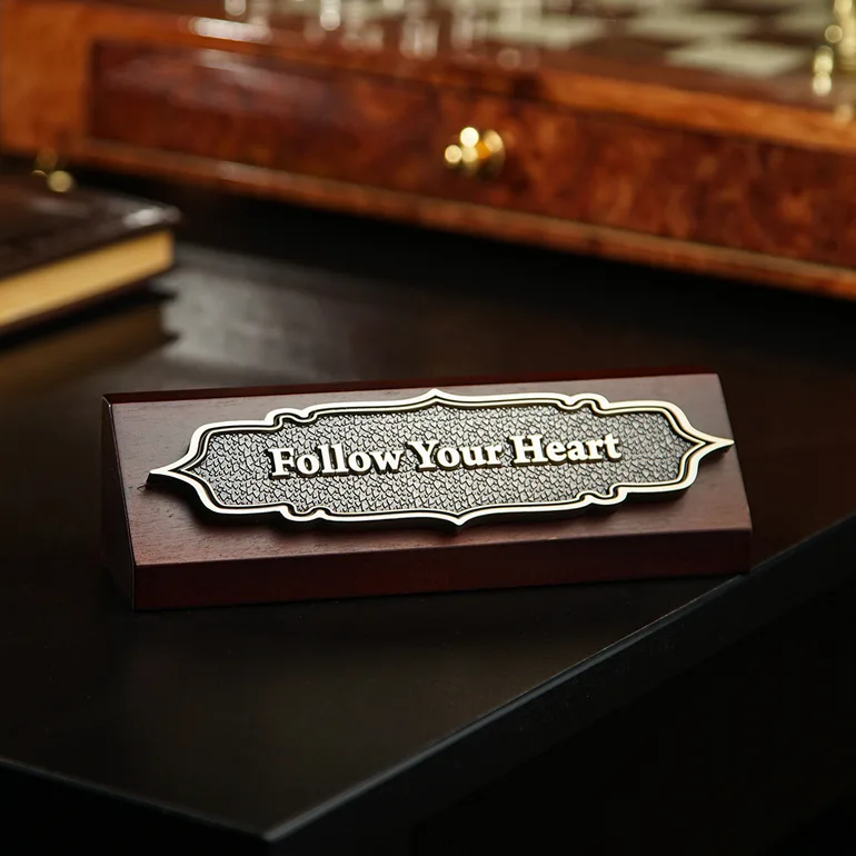 Бронзова декоративна табличка «Follow your heart»