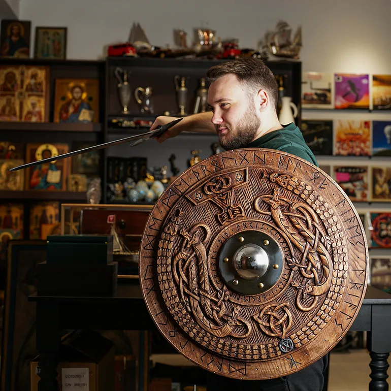 Подарунковий комплект: щит вікінгів «Norse runes» та меч «Millennium»