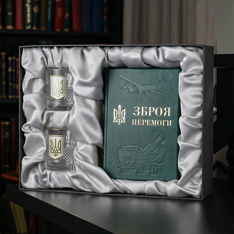 Подарунковий комплект: кришталеві келихи з позолотою та книга про військову техніку