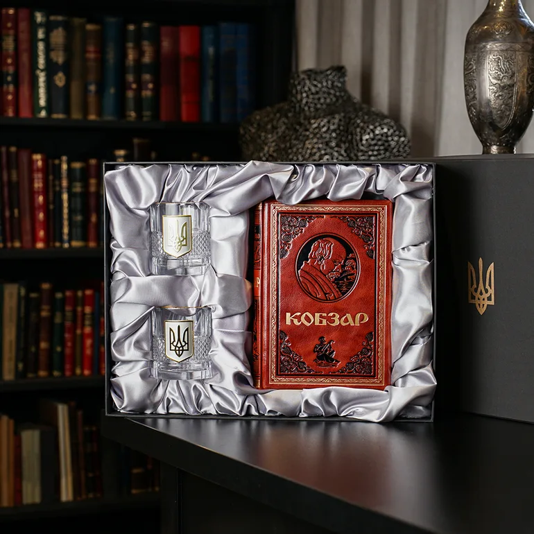Подарочный набор бокалов с позолотой «Тризуб» и книга «Кобзарь»