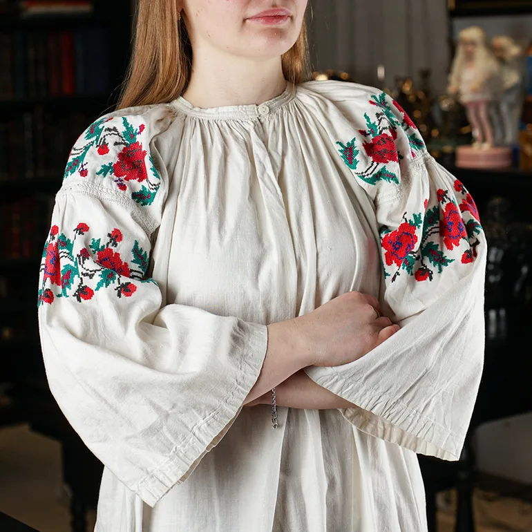 Коленкоровая женская сорочка с вышивкой, Сумщина, середина XX века