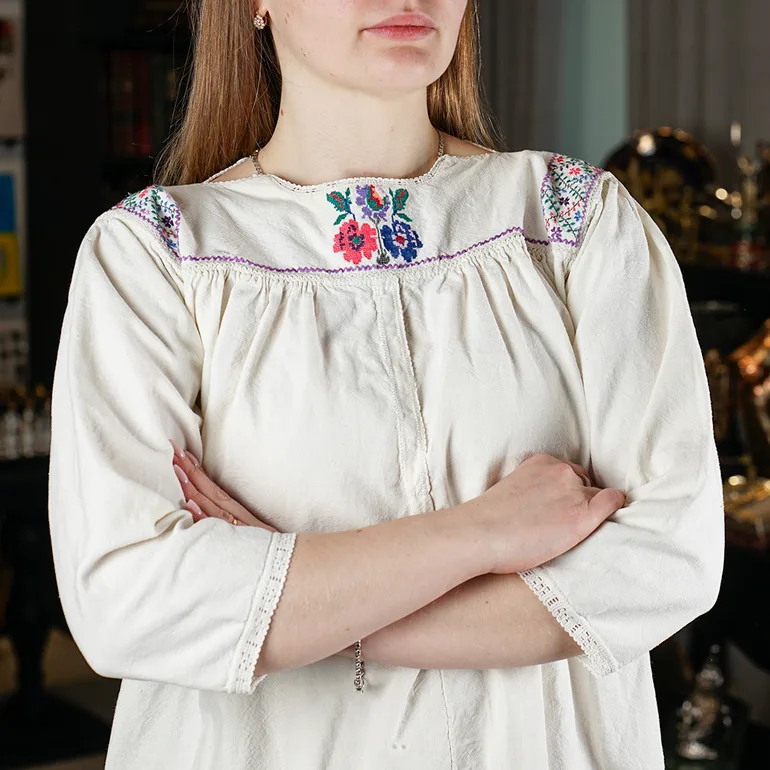 Вышитая женская сорочка на домотканом полотне, Клембовка, начало XX века