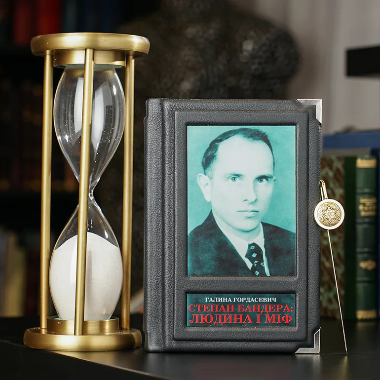 Подарунковий комплект з пісочним годинником та книгою