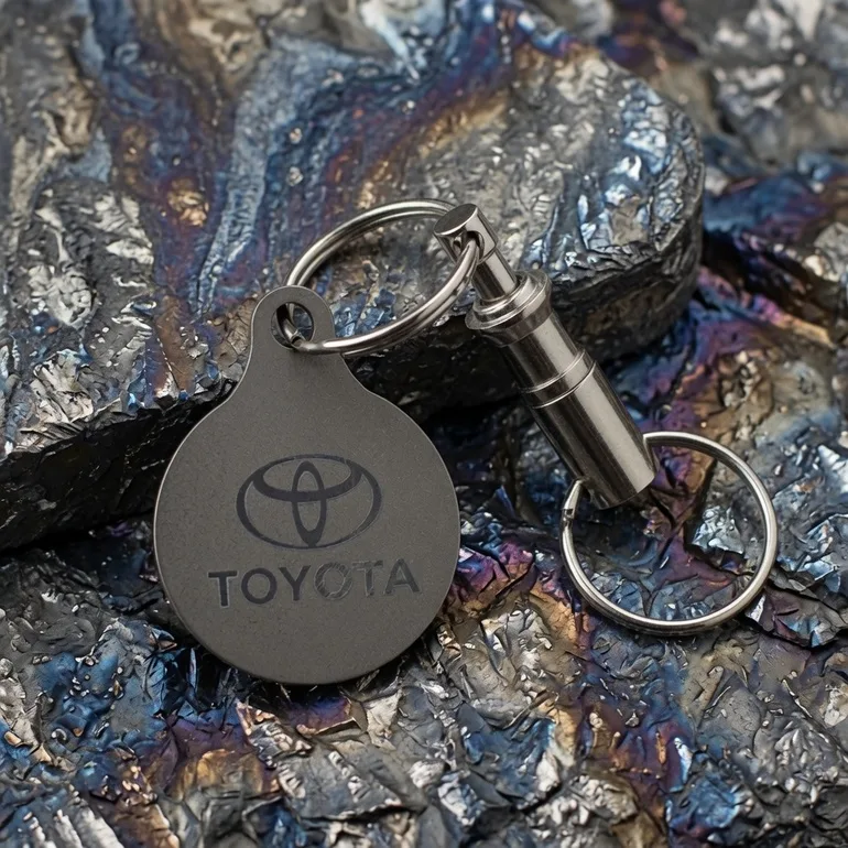 Титановий брелок Toyota з карабіном Victorinox