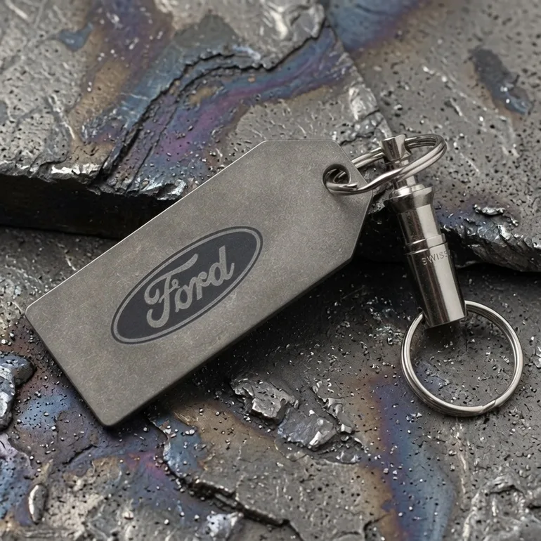 Титановий брелок Ford зі швейцарським карабіном Victorinox