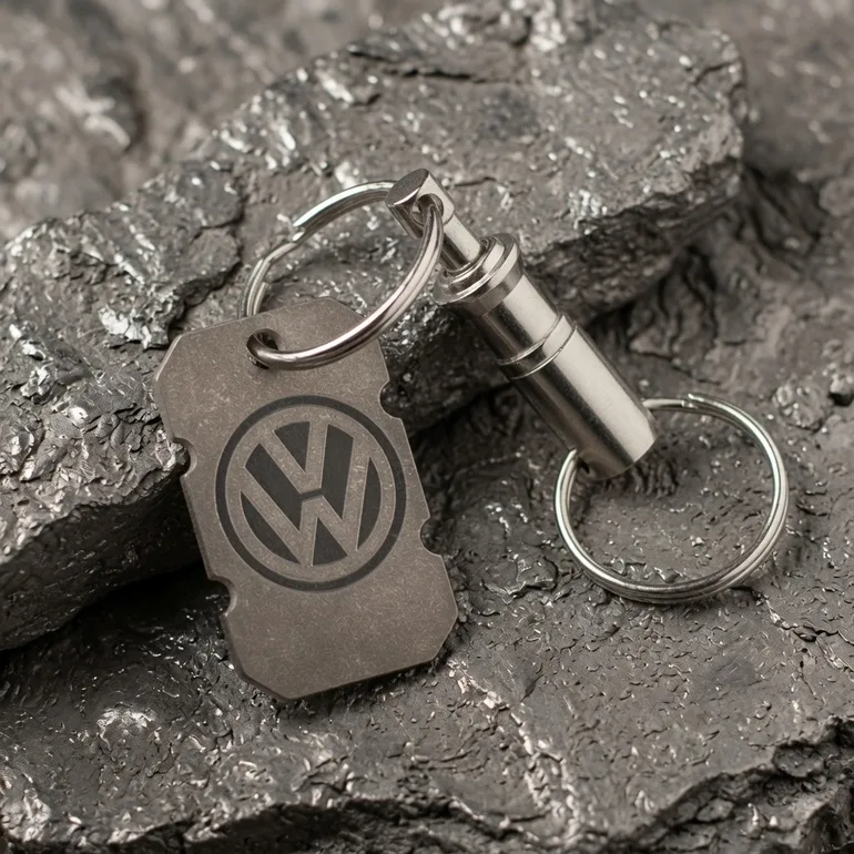 Титановый брелок Volkswagen с карабином Victorinox — коллекционный аксессуар