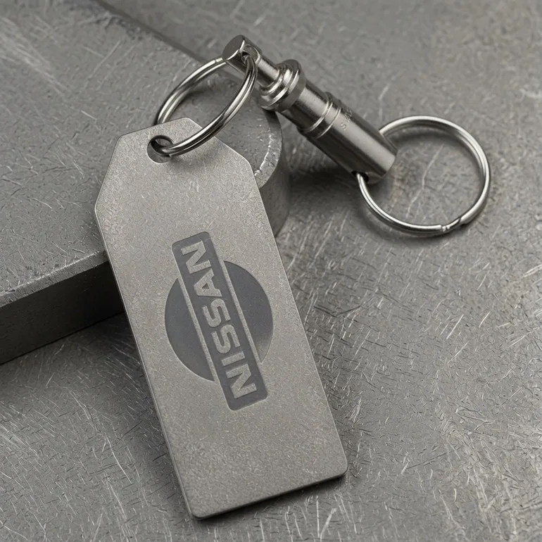 Титановий брелок Nissan зі швейцарським карабіном