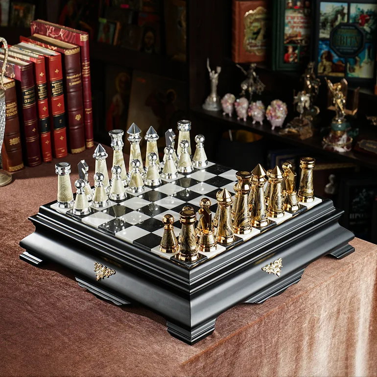 Шаховий набір The Gilded Gambit: дошка з мармуру та фігури з позолоти